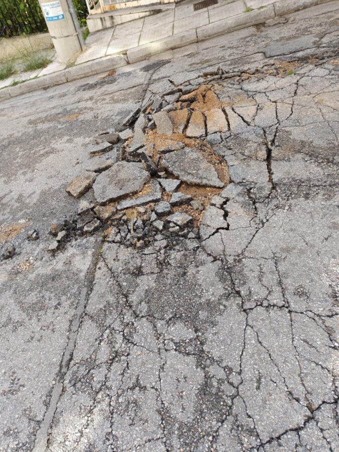 Νέο “χτύπημα” της ΕΥΔΑΠ: Βομβαρδισμένο τοπίο δρόμος στα σύνορα Αγίου Δημητρίου – Αλίμου εικόνα 5