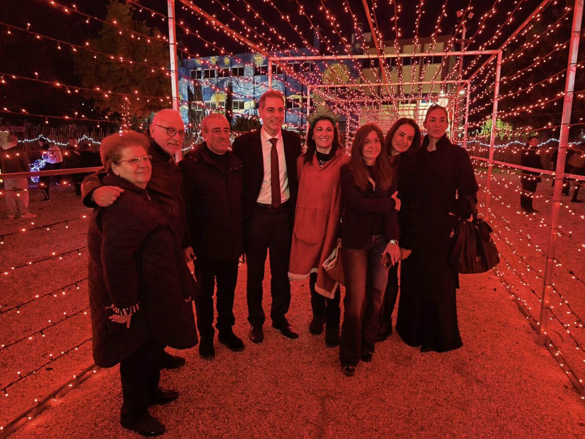 Ο Άλιμος σε κλίμα Χριστουγέννων: Φωτίστηκε το δέντρο στην πλατεία Καραϊσκάκη (VIDEO&ΕΙΚΟΝΕΣ) εικόνα 2