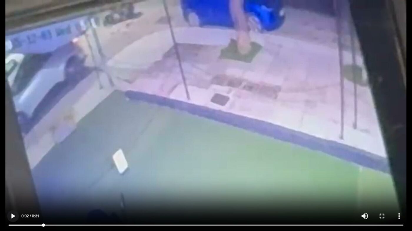 Τροχαίο με εγκατάλειψη στο Παλαιό Φάληρο: Βρέθηκε το ΙΧ, αναζητείται ο οδηγός (VIDEO) εικόνα 1