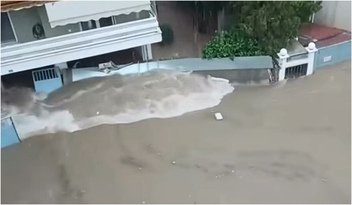 Γιατί πλημμυρίζει η Λυσικράτους στον Άλιμο: Το αντιπλημμυρικό έργο που προχωράει με ρυθμούς χελώνας (VIDEO) εικόνα 4