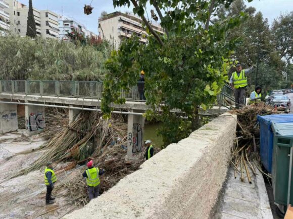 Ρέμα Πικροδάφνης: Εκτεταμένος καθαρισμός από τα φερτά υλικά που «κατέβασε» η πρόσφατη σφοδρή καταιγίδα εικόνα 3