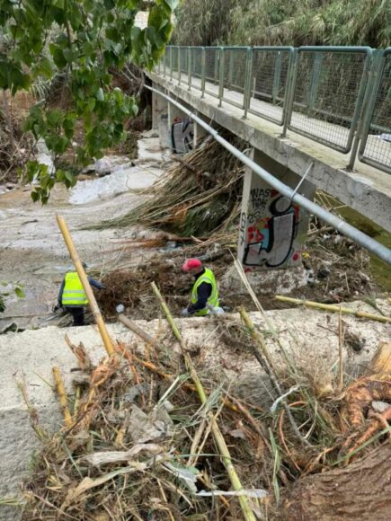 Ρέμα Πικροδάφνης: Εκτεταμένος καθαρισμός από τα φερτά υλικά που «κατέβασε» η πρόσφατη σφοδρή καταιγίδα εικόνα 1