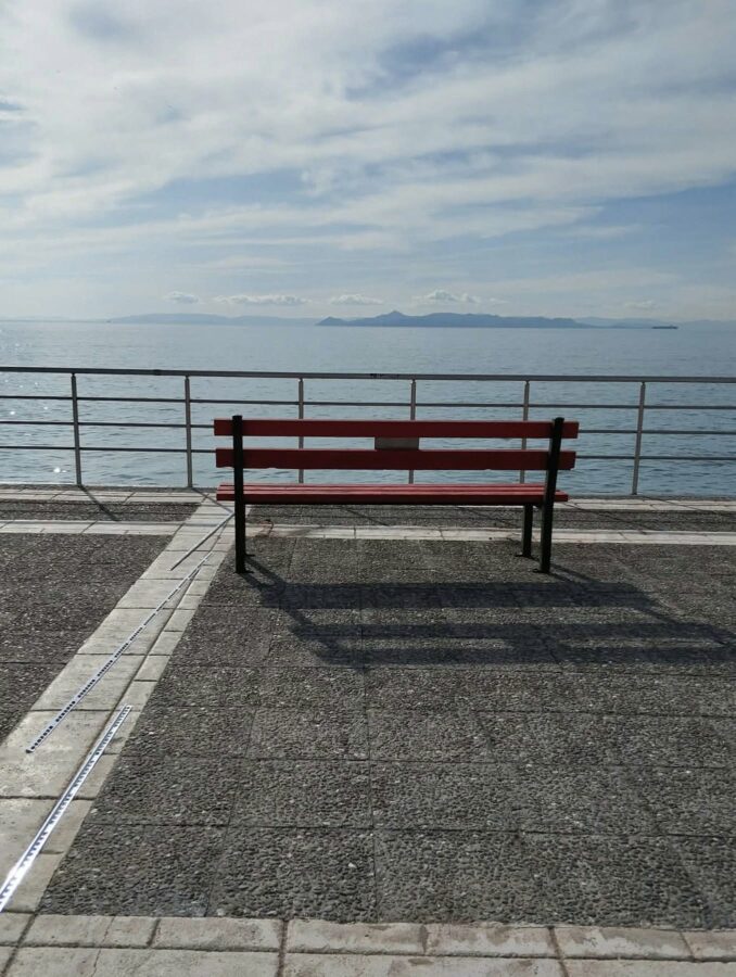 “Κόκκινα Παγκάκια” στον Άλιμο: Σημεία ξεκούρασης, μνήμης και αντίστασης εικόνα 2