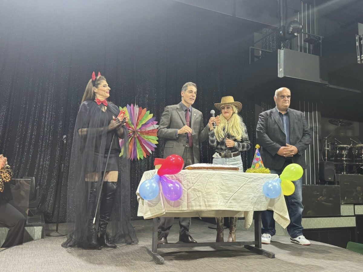 Μια μεγάλη «οικογένεια» οι εργαζόμενοι του Δήμου Αλίμου – Tα μπράβο του Κονδύλη στην κοπή της πίτας εικόνα 1