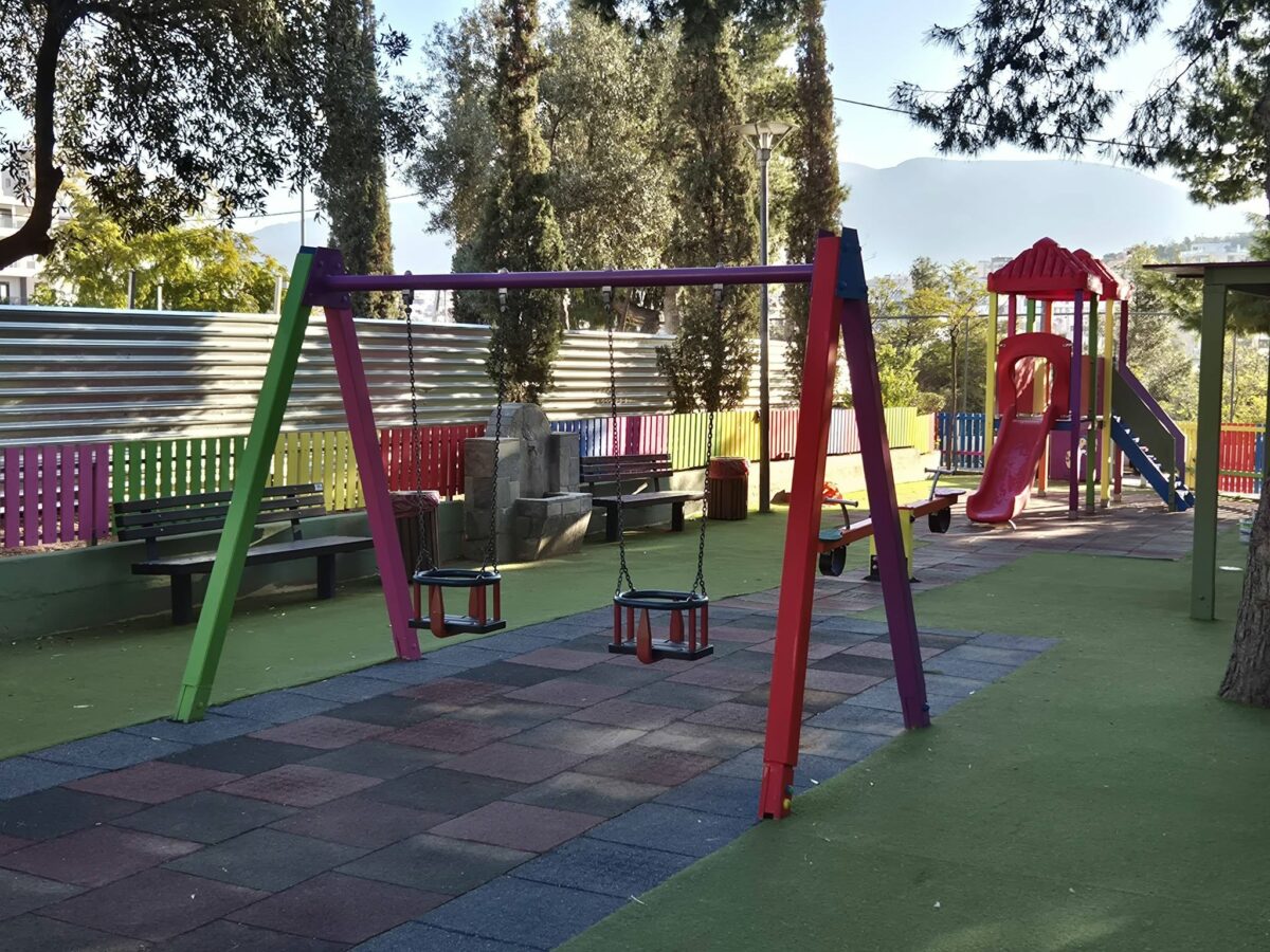 Δήμος Αλίμου: Χρώμα και ασφάλεια στην παιδική χαρά του Αγίου Νικολάου – Ολοκληρώθηκαν οι εργασίες ανάπλασης εικόνα 1
