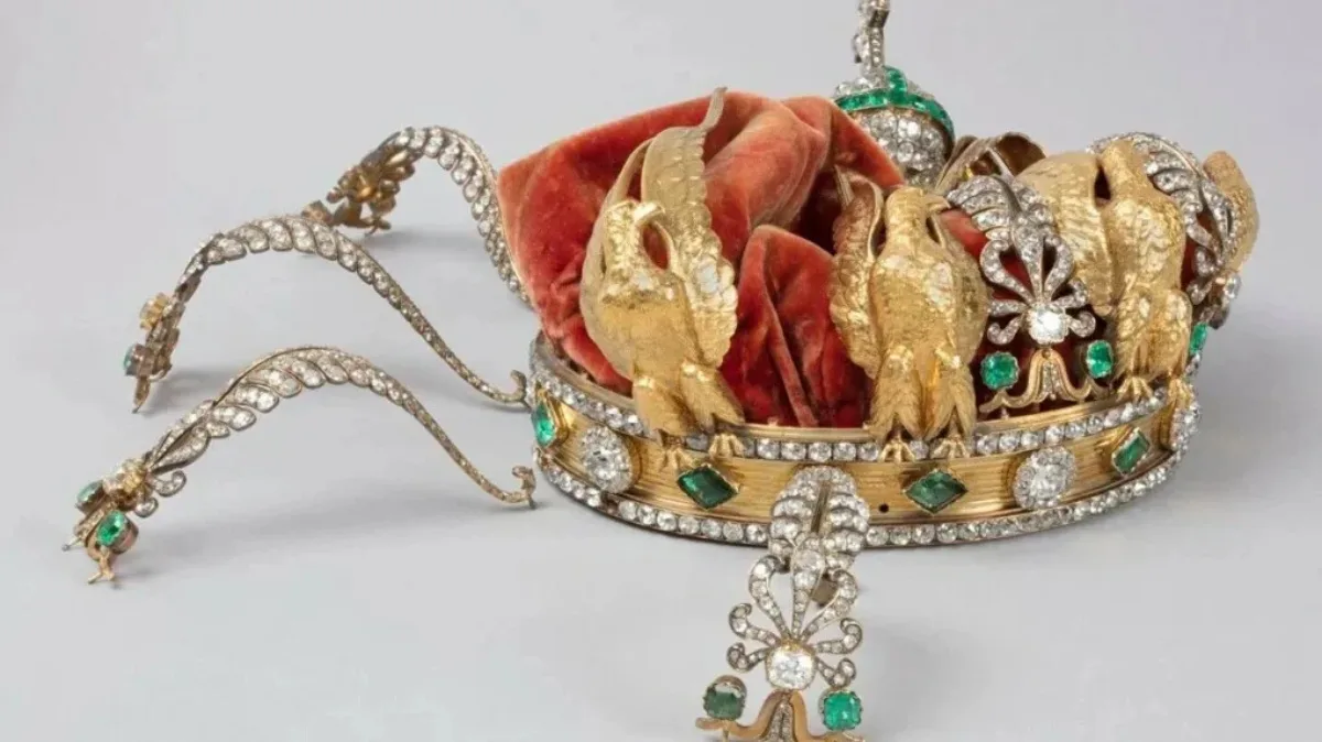 Μουσείο του Λούβρου: Φωτογραφίες από το στέμμα της αυτοκράτειρας Ευγενίας μετά τη ληστεία εικόνα 1