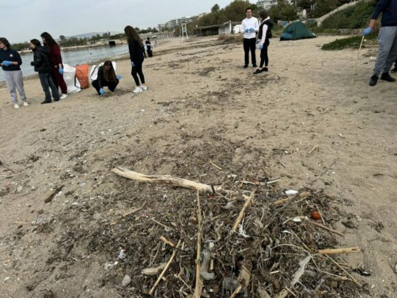 Μάθημα περιβαλλοντικής συνείδησης στην παραλία του Αλίμου από μαθητές εικόνα 1