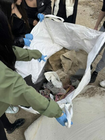 Μάθημα περιβαλλοντικής συνείδησης στην παραλία του Αλίμου από μαθητές εικόνα 3