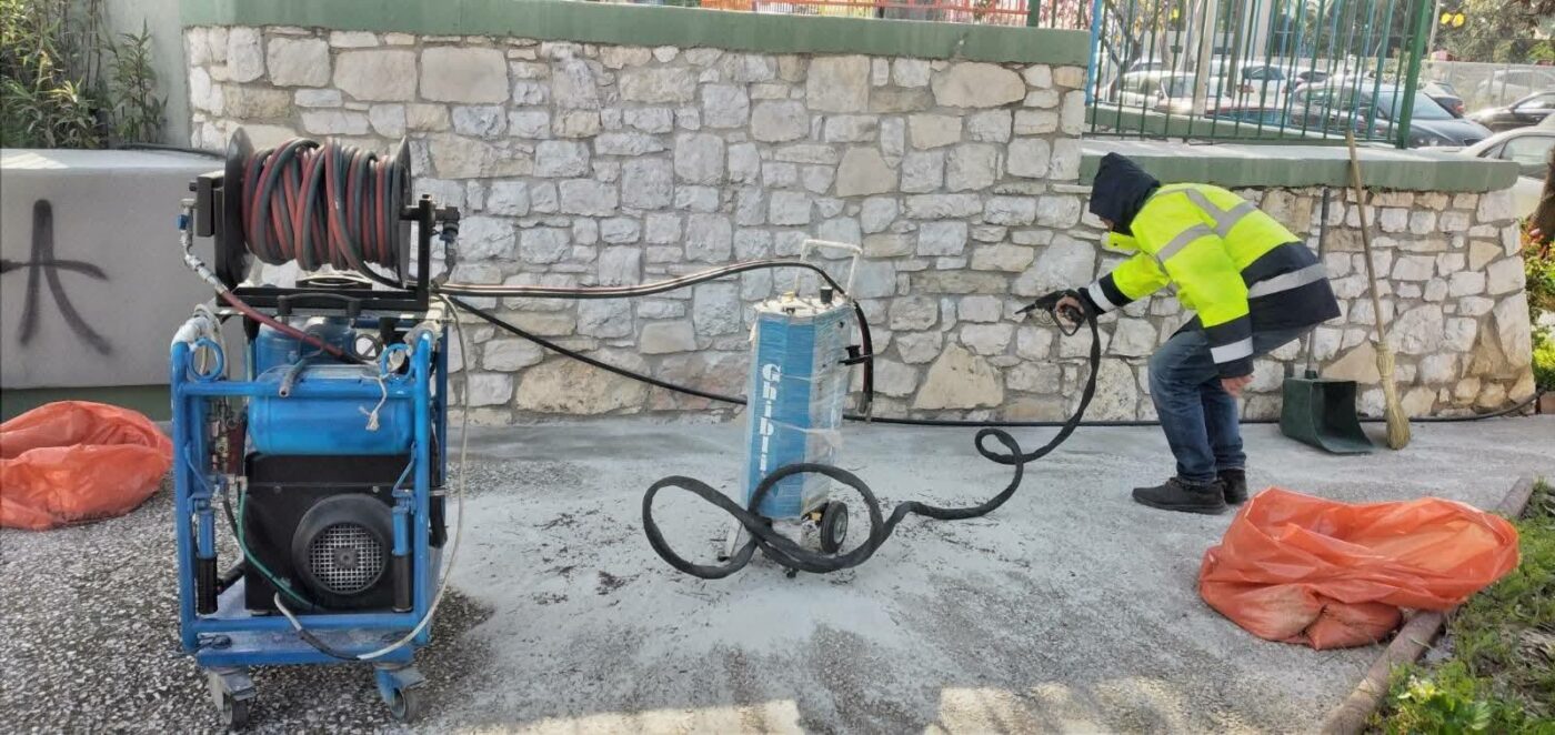 Άλιμος: Επιχείρηση «καθαροί τοίχοι» με ειδικό εξοπλισμό εικόνα 2