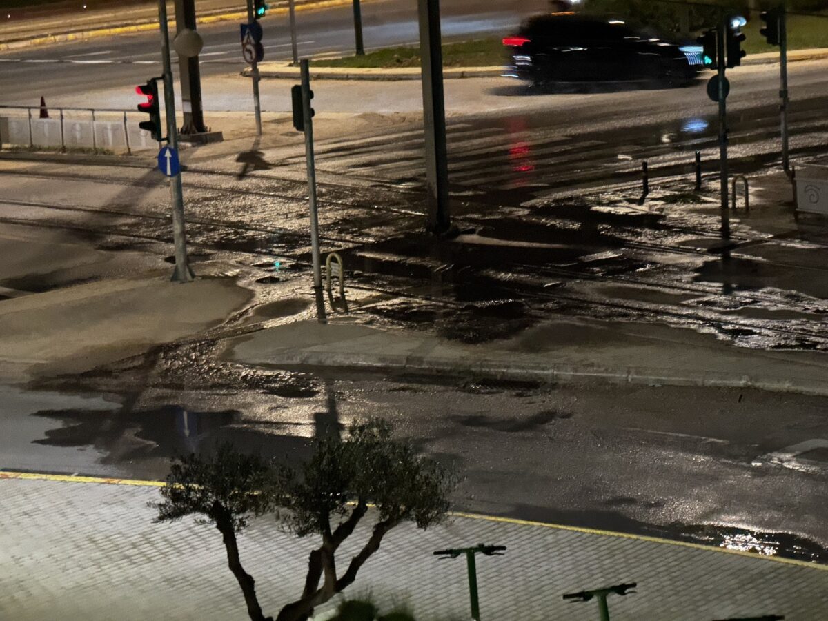 Σύνορα Γλυφάδας – Βούλας: Λιμνάζοντα νερά «τυφλώνουν» τη μοναδική διάβαση πεζών στην παραλιακή (VIDEO&ΕΙΚΟΝΕΣ) εικόνα 4