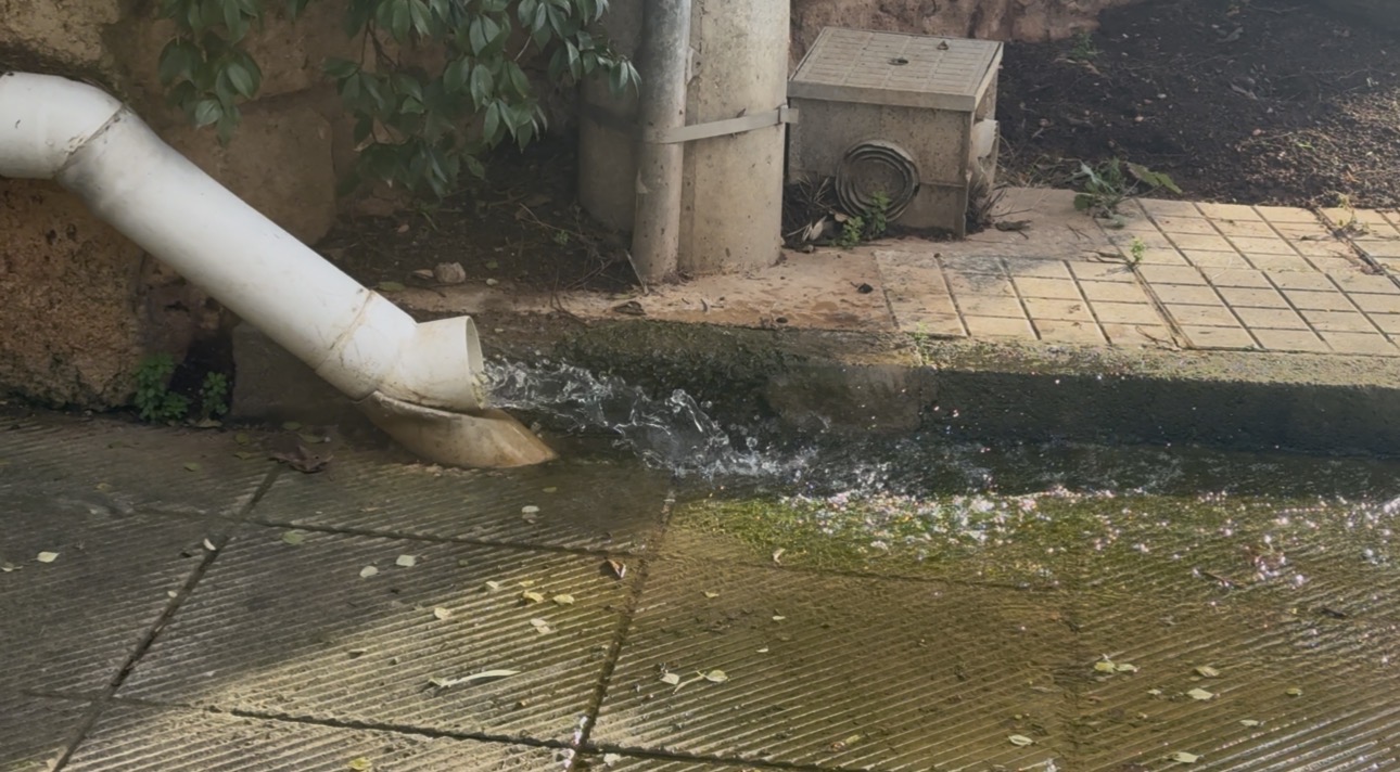 Σύνορα Γλυφάδας – Βούλας: Λιμνάζοντα νερά «τυφλώνουν» τη μοναδική διάβαση πεζών στην παραλιακή (VIDEO&ΕΙΚΟΝΕΣ) εικόνα 3