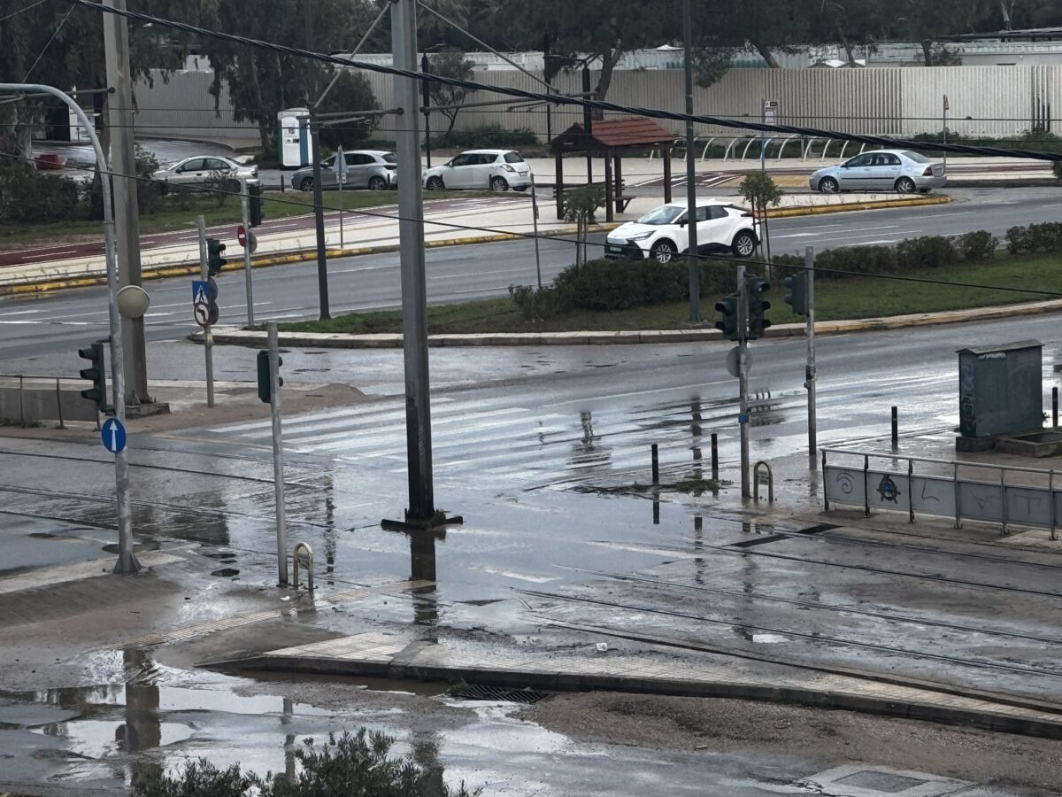 Σύνορα Γλυφάδας – Βούλας: Λιμνάζοντα νερά «τυφλώνουν» τη μοναδική διάβαση πεζών στην παραλιακή (VIDEO&ΕΙΚΟΝΕΣ) εικόνα 6