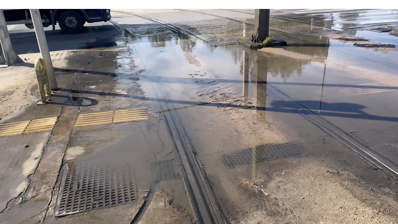 Σύνορα Γλυφάδας – Βούλας: Λιμνάζοντα νερά «τυφλώνουν» τη μοναδική διάβαση πεζών στην παραλιακή (VIDEO&ΕΙΚΟΝΕΣ) εικόνα 9