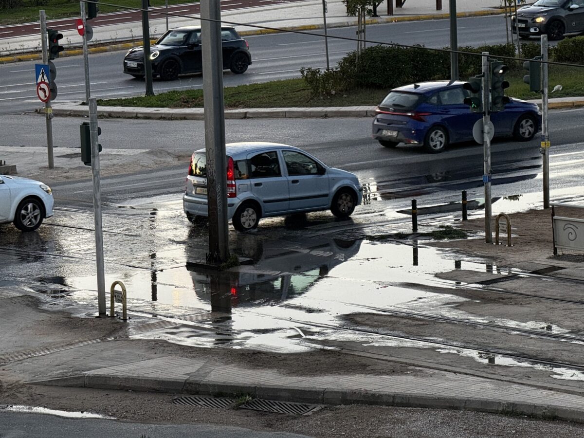 Σύνορα Γλυφάδας – Βούλας: Λιμνάζοντα νερά «τυφλώνουν» τη μοναδική διάβαση πεζών στην παραλιακή (VIDEO&ΕΙΚΟΝΕΣ) εικόνα 8
