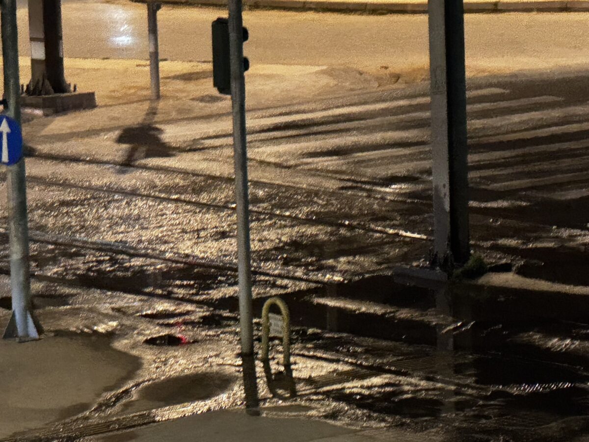 Σύνορα Γλυφάδας – Βούλας: Λιμνάζοντα νερά «τυφλώνουν» τη μοναδική διάβαση πεζών στην παραλιακή (VIDEO&ΕΙΚΟΝΕΣ) εικόνα 2