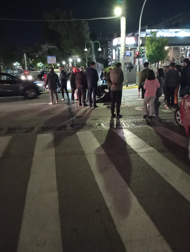 Άλιμος: Σοβαρό τροχαίο στη διασταύρωση Δωδεκανήσου και Κύπρου – Άργησε το ασθενοφόρο εικόνα 1