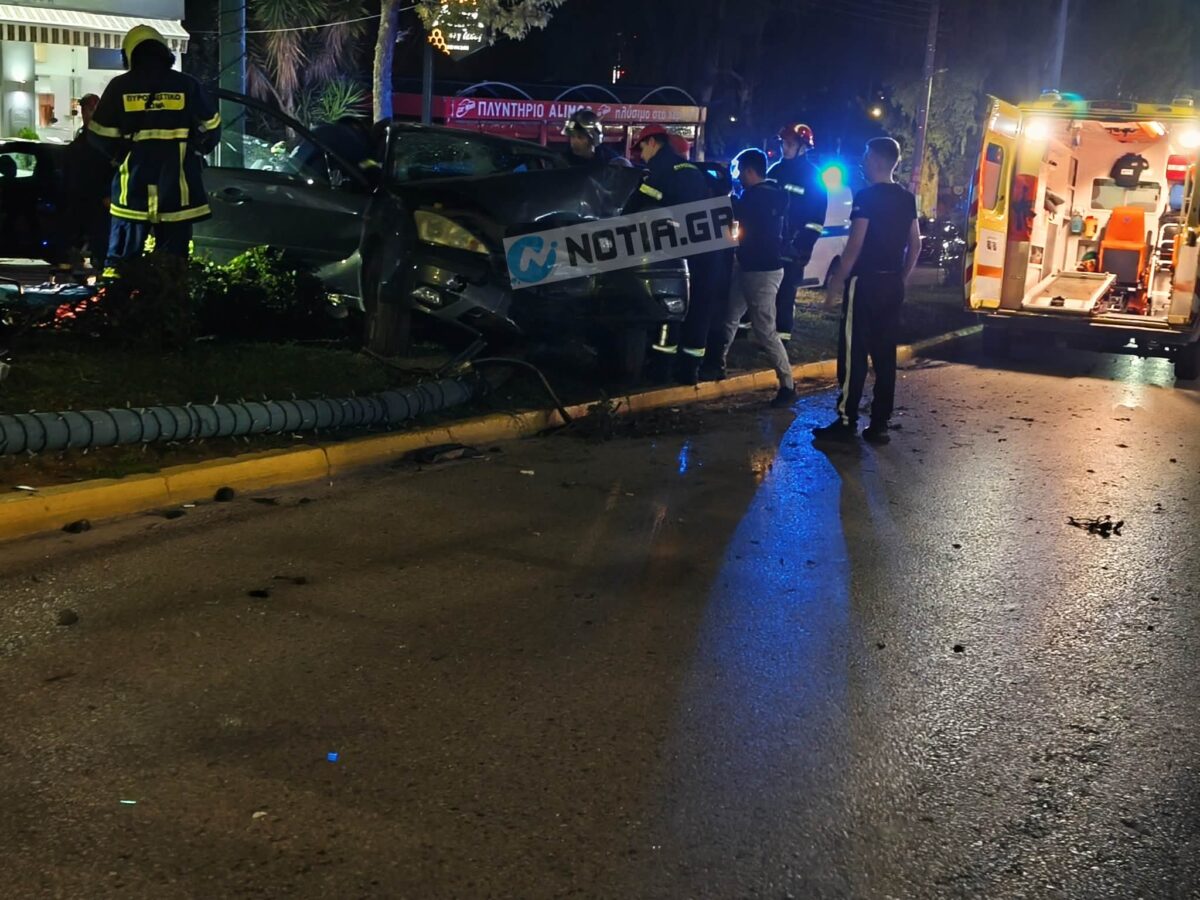 Σοβαρό τροχαίο στον Άλιμο: Αυτοκίνητο “καρφώθηκε” σε κολώνα στη νησίδα – Τους έσωσαν οι αερόσακοι (VIDEO&ΕΙΚΟΝΕΣ) εικόνα 18