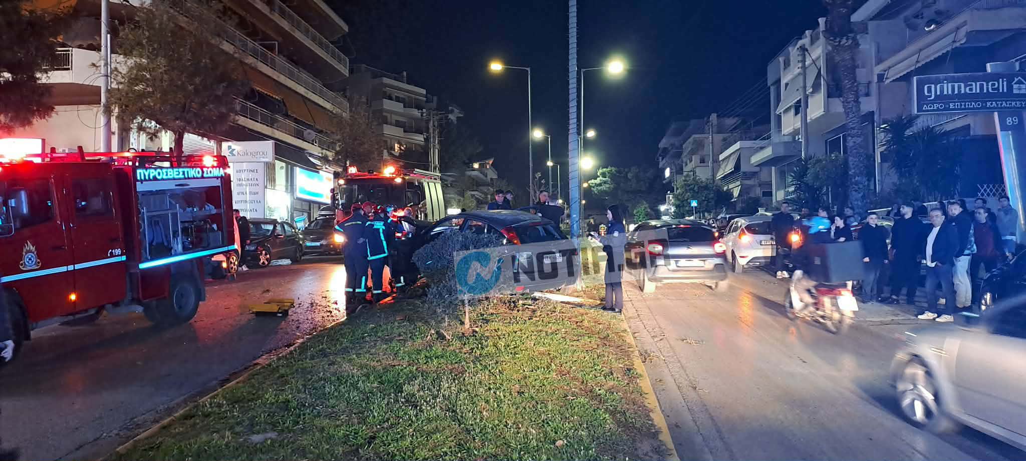 Σοβαρό τροχαίο στον Άλιμο: Αυτοκίνητο “καρφώθηκε” σε κολώνα στη νησίδα – Τους έσωσαν οι αερόσακοι (VIDEO&ΕΙΚΟΝΕΣ) εικόνα 2