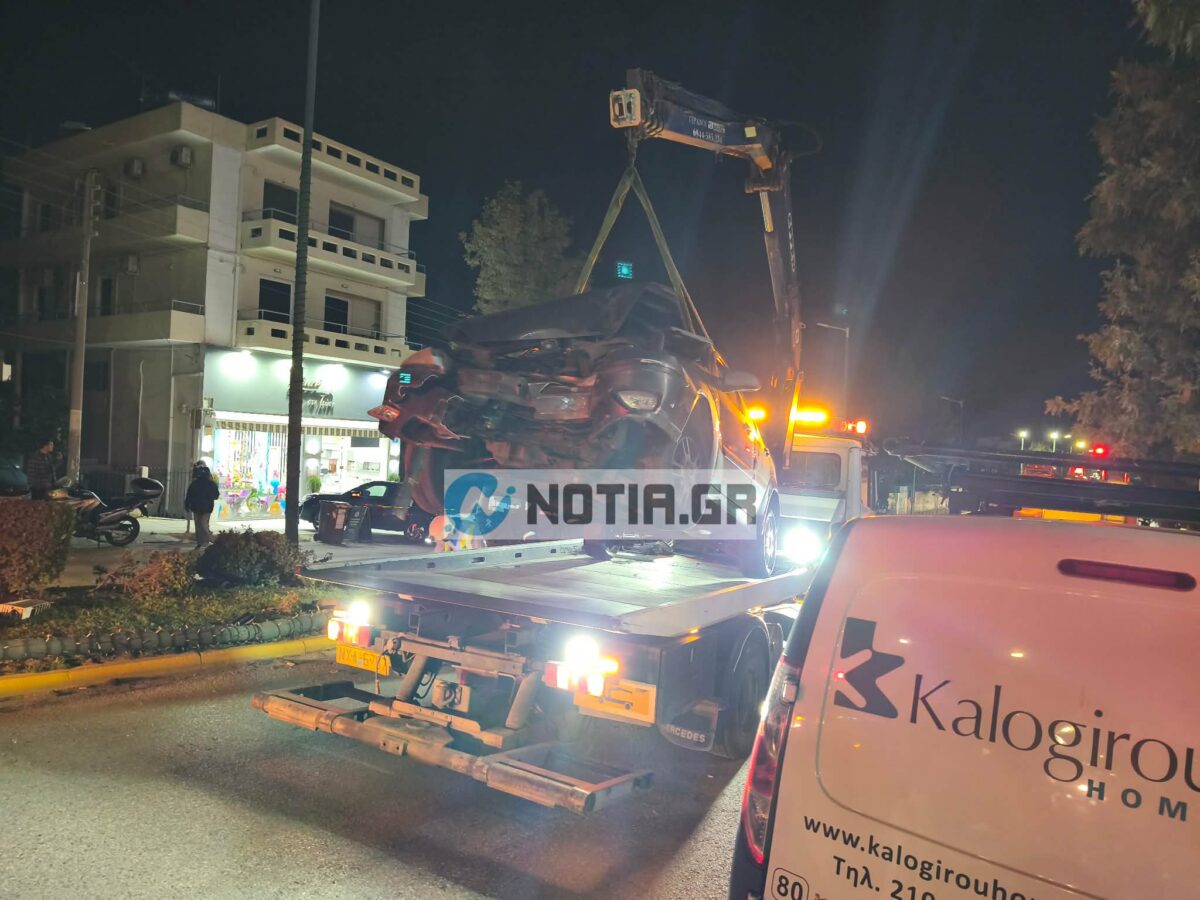 Σοβαρό τροχαίο στον Άλιμο: Αυτοκίνητο “καρφώθηκε” σε κολώνα στη νησίδα – Τους έσωσαν οι αερόσακοι (VIDEO&ΕΙΚΟΝΕΣ) εικόνα 5