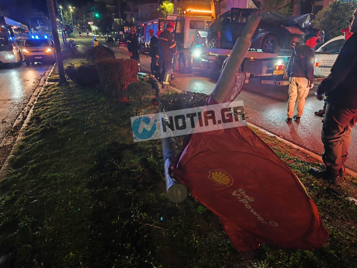 Σοβαρό τροχαίο στον Άλιμο: Αυτοκίνητο “καρφώθηκε” σε κολώνα στη νησίδα – Τους έσωσαν οι αερόσακοι (VIDEO&ΕΙΚΟΝΕΣ) εικόνα 4