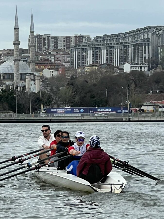 40 αθλητές του Ναυτικού Ομίλου Καλαμακίου «δάμασαν» τα νερά του Κεράτιου Κόλπου εικόνα 1