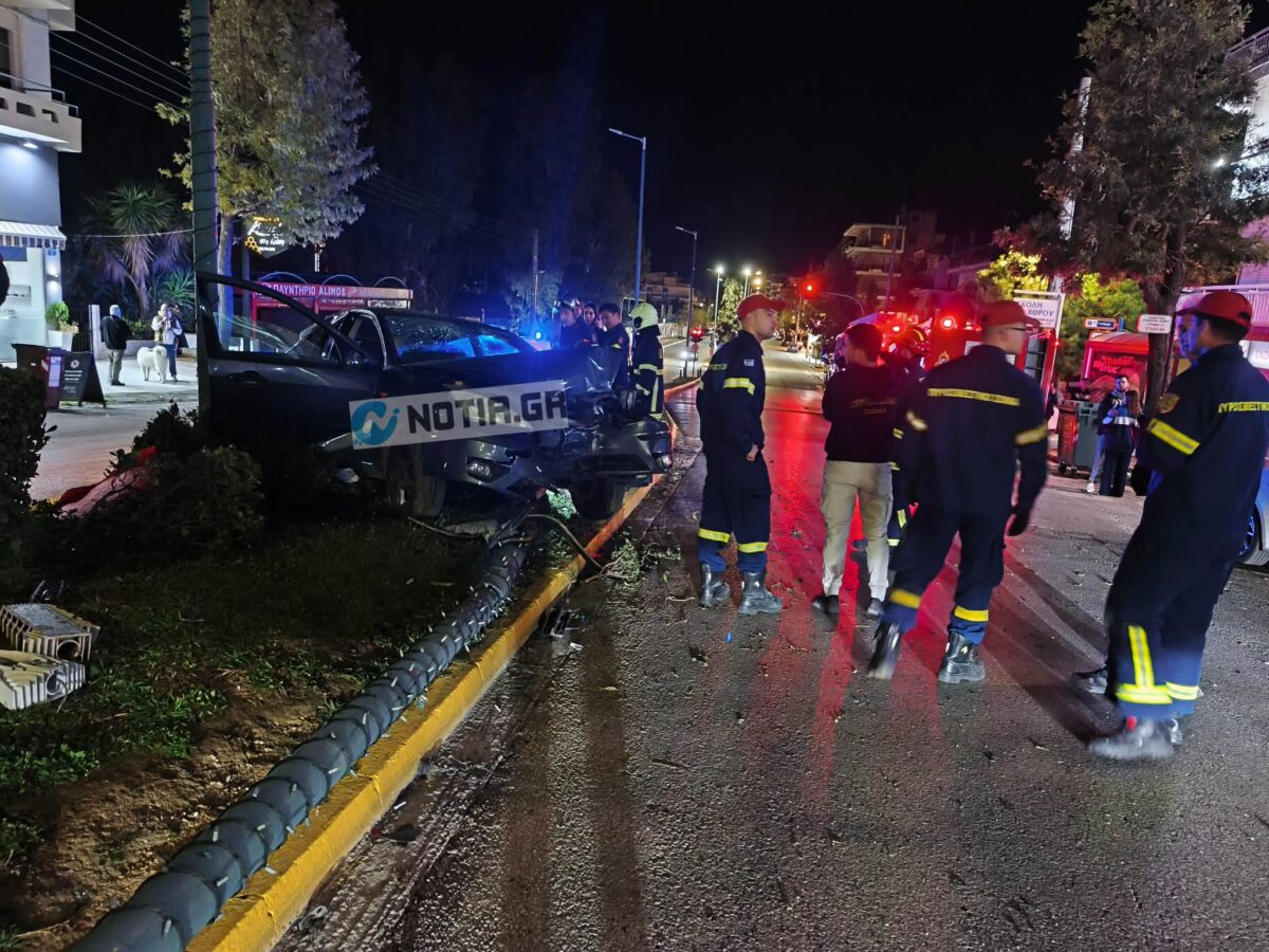 Σοβαρό τροχαίο στον Άλιμο: Αυτοκίνητο “καρφώθηκε” σε κολώνα στη νησίδα – Τους έσωσαν οι αερόσακοι (VIDEO&ΕΙΚΟΝΕΣ) εικόνα 11