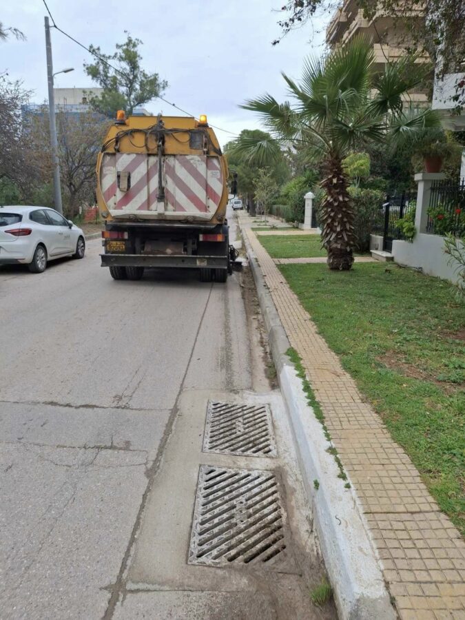Μάχη με τη σκόνη και το χώμα στον Άλιμο: Επί ποδός τα συνεργεία καθαριότητας του Δήμου εικόνα 1