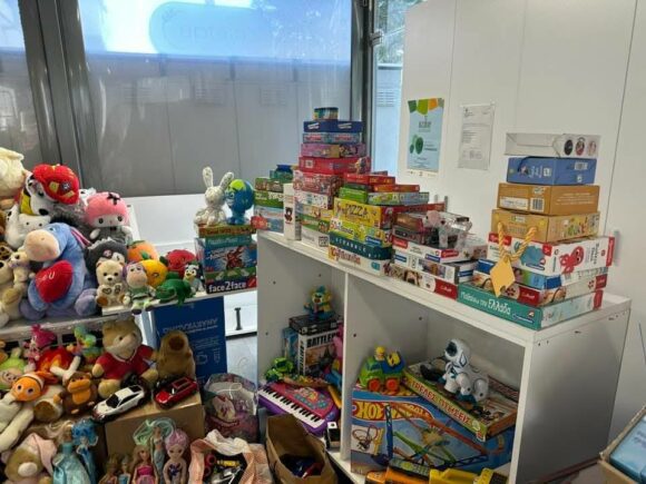 Ανδρέας Κονδύλης: Το Κοινωνικό Παντοπωλείο Αλίμου έγινε… «Παιχνιδοπωλείο» για το Πάσχα! εικόνα 2