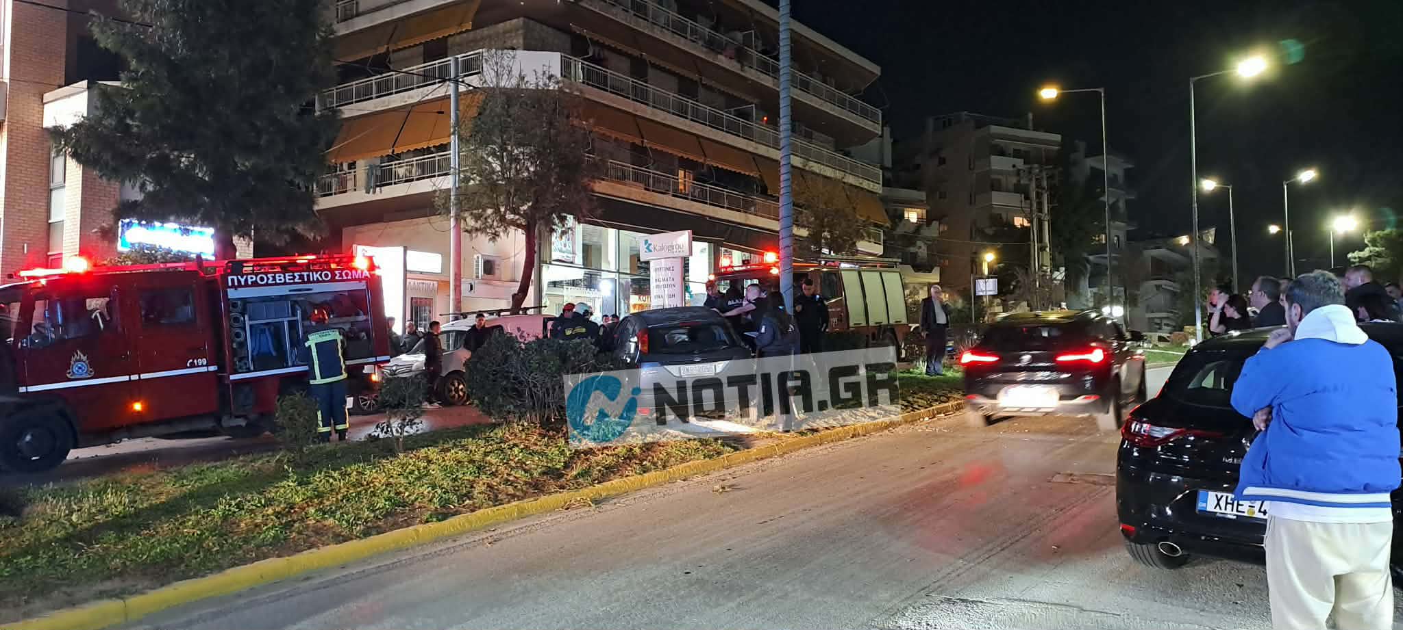 Σοβαρό τροχαίο στον Άλιμο: Αυτοκίνητο “καρφώθηκε” σε κολώνα στη νησίδα – Τους έσωσαν οι αερόσακοι (VIDEO&ΕΙΚΟΝΕΣ) εικόνα 3