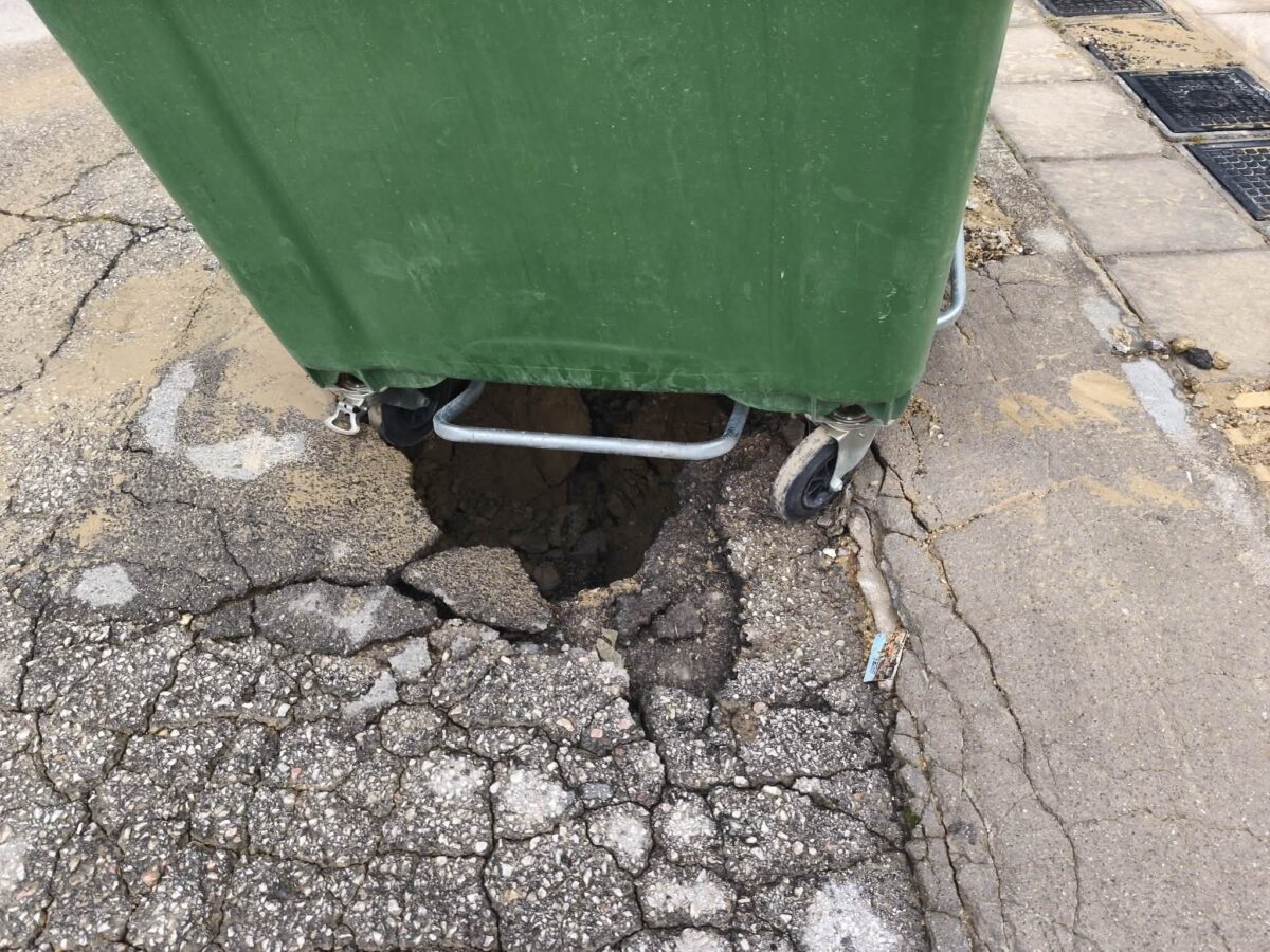 Σύνορα Αγίου Δημητρίου – Αλίμου: “Ποτάμι” η Πλουτάρχου – Χωρίς νερό λόγω βλάβης στο δίκτυο της ΕΥΔΑΠ (VIDEO) εικόνα 3