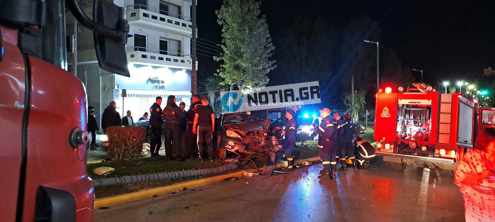 Σοβαρό τροχαίο στον Άλιμο: Αυτοκίνητο “καρφώθηκε” σε κολώνα στη νησίδα – Τους έσωσαν οι αερόσακοι (VIDEO&ΕΙΚΟΝΕΣ) εικόνα 1