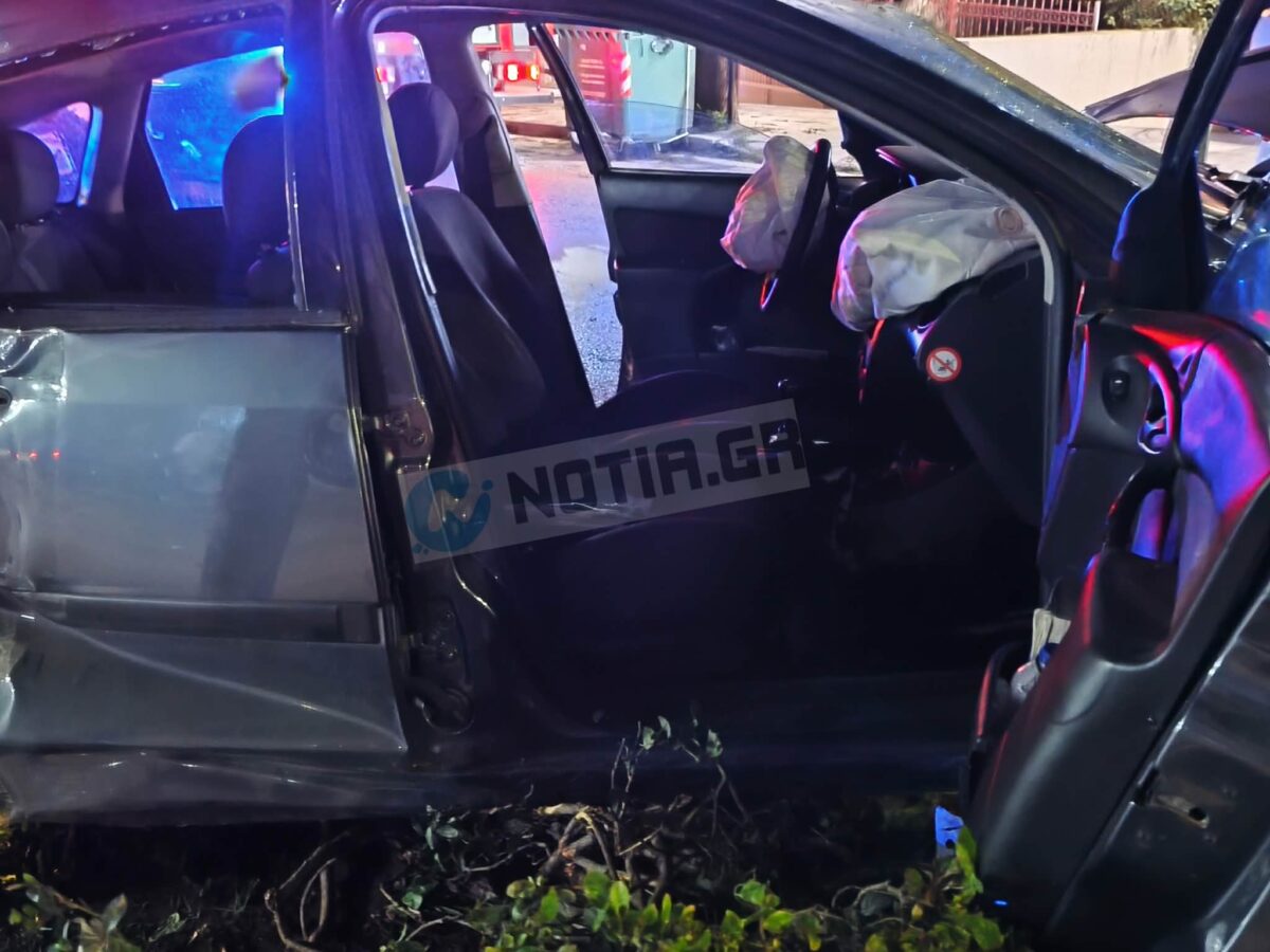 Σοβαρό τροχαίο στον Άλιμο: Αυτοκίνητο “καρφώθηκε” σε κολώνα στη νησίδα – Τους έσωσαν οι αερόσακοι (VIDEO&ΕΙΚΟΝΕΣ) εικόνα 9