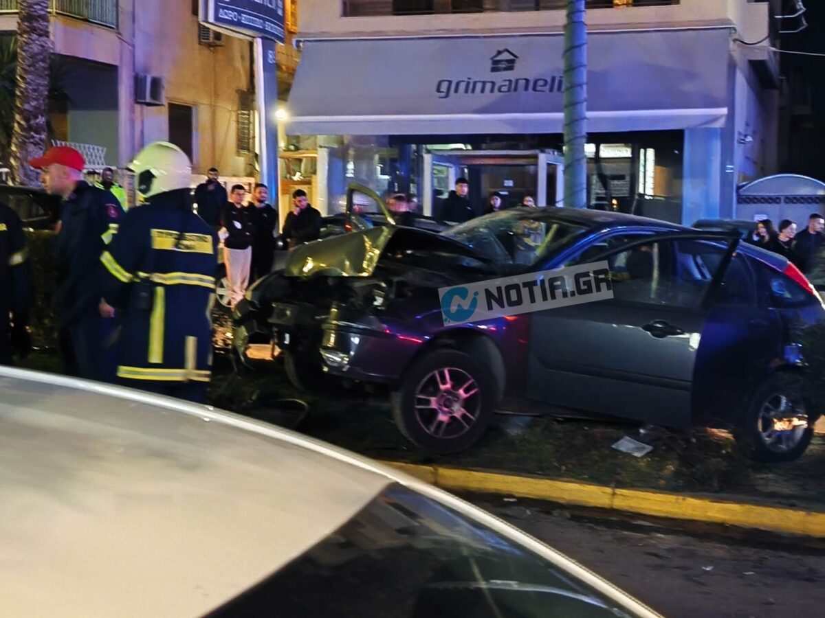 Σοβαρό τροχαίο στον Άλιμο: Αυτοκίνητο “καρφώθηκε” σε κολώνα στη νησίδα – Τους έσωσαν οι αερόσακοι (VIDEO&ΕΙΚΟΝΕΣ) εικόνα 12