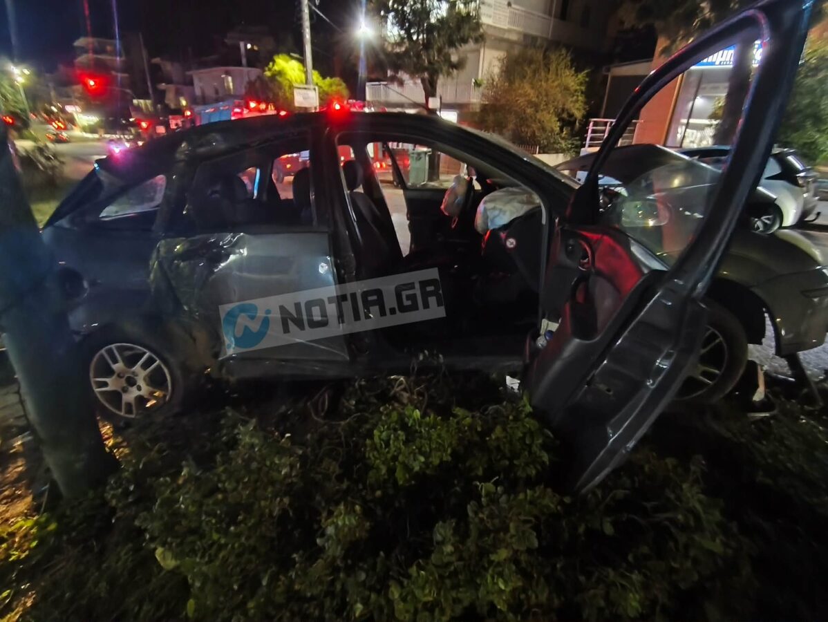 Σοβαρό τροχαίο στον Άλιμο: Αυτοκίνητο “καρφώθηκε” σε κολώνα στη νησίδα – Τους έσωσαν οι αερόσακοι (VIDEO&ΕΙΚΟΝΕΣ) εικόνα 8