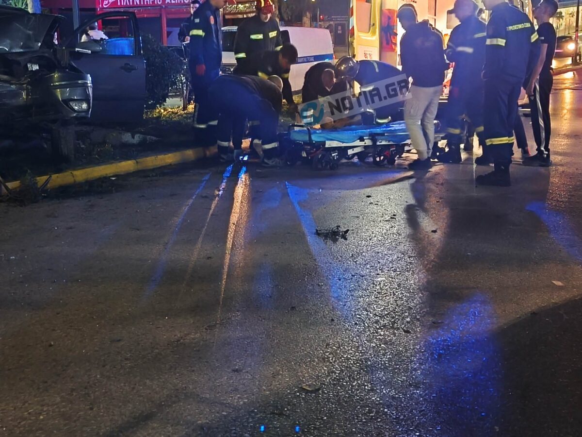 Σοβαρό τροχαίο στον Άλιμο: Αυτοκίνητο “καρφώθηκε” σε κολώνα στη νησίδα – Τους έσωσαν οι αερόσακοι (VIDEO&ΕΙΚΟΝΕΣ) εικόνα 16