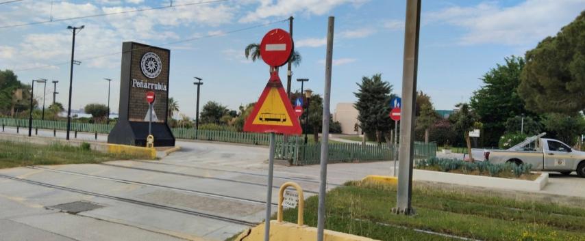 «Στα τυφλά» οι οδηγοί στον Άλιμο: Στη Δικαιοσύνη προσφεύγει ο Δήμος για τους βανδαλισμούς σε πινακίδες του ΚΟΚ, στον παράδρομο της παραλιακής εικόνα 1
