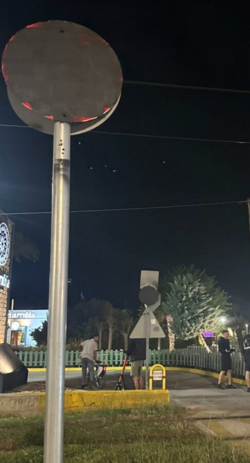 «Στα τυφλά» οι οδηγοί στον Άλιμο: Στη Δικαιοσύνη προσφεύγει ο Δήμος για τους βανδαλισμούς σε πινακίδες του ΚΟΚ, στον παράδρομο της παραλιακής εικόνα 2